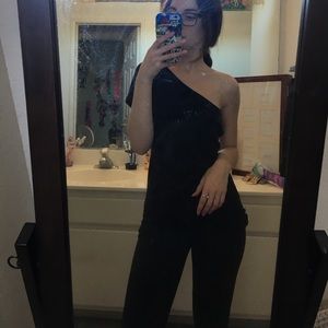 Cute one shoulder top!