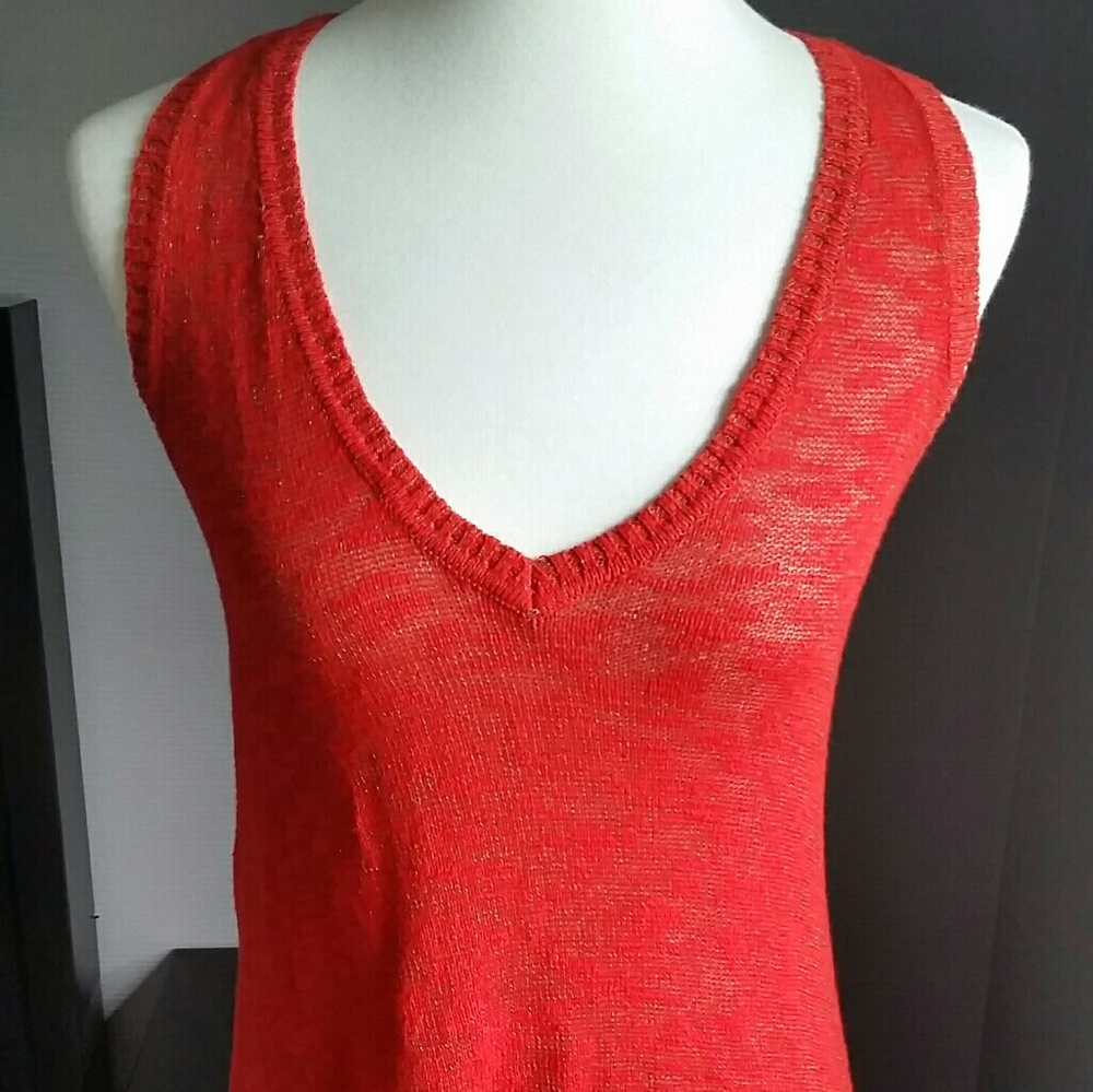 Cache burnt orange top with gold chain.