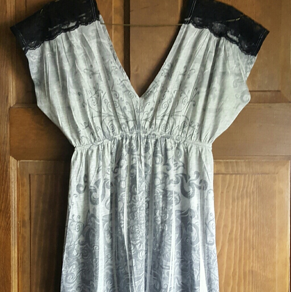 Grey/white lightweight tunic.