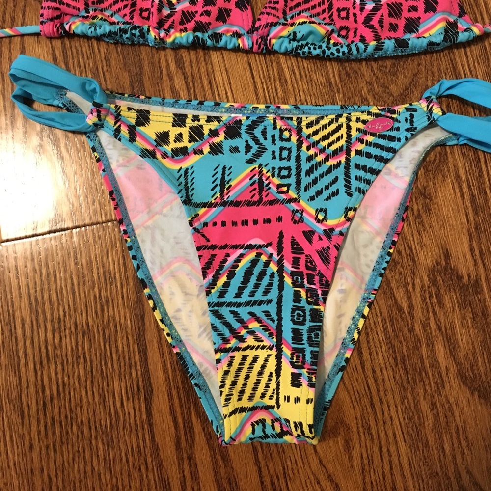 Bikini - Picture 2 of 7