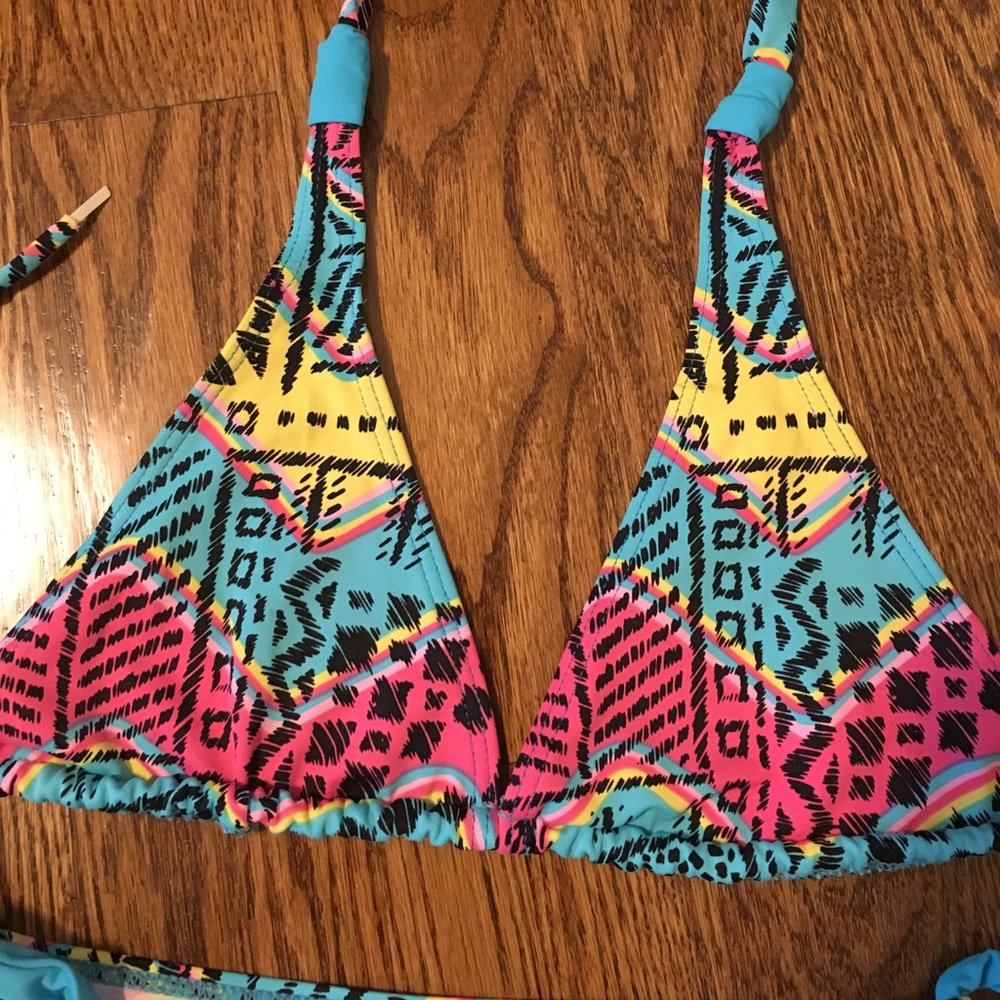 Bikini - Picture 3 of 7