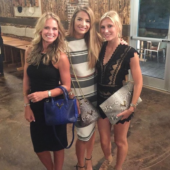 Elizabeth and James Top short sleeved striped crop top - Picture 2 of 4