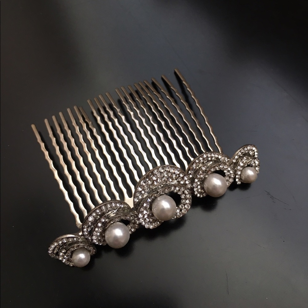 Beautiful Bridal comb with pearls.