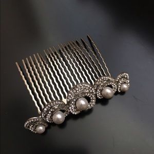 Beautiful Bridal comb with pearls.