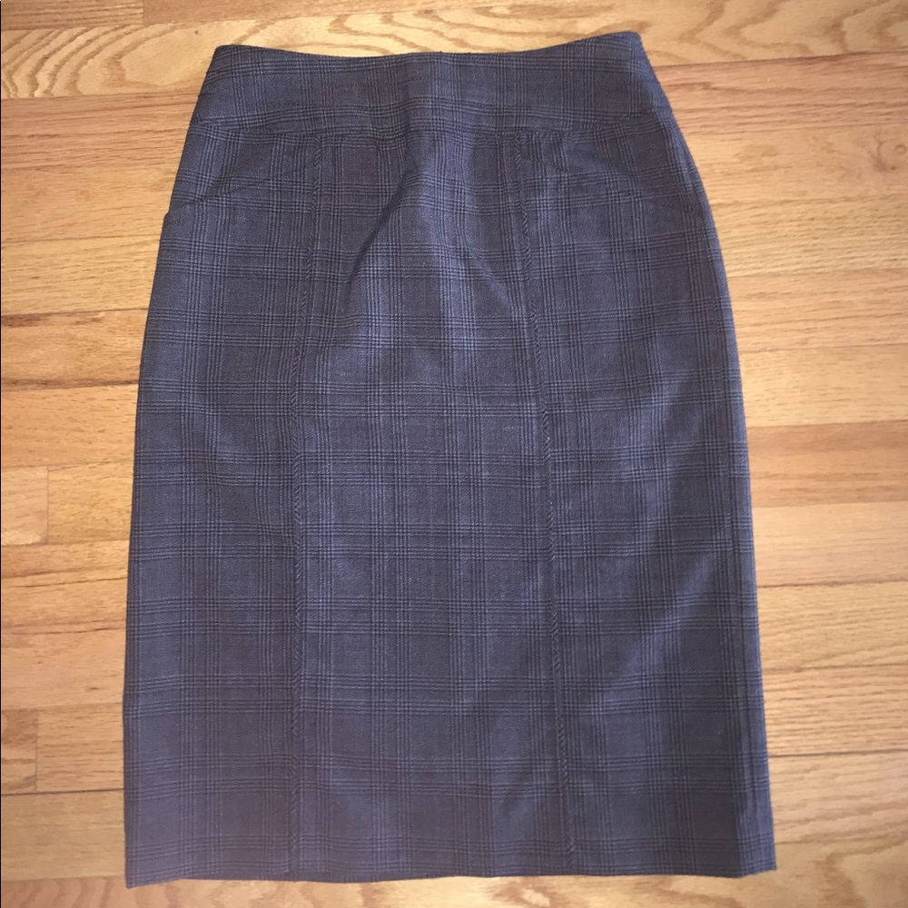 Patterned grey pencil skirt
