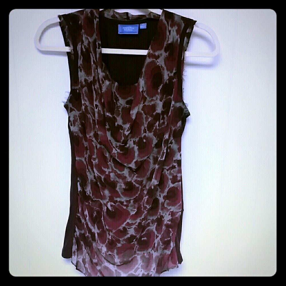 Gray and morroon sleeveless shirt.