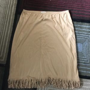 Skirt with fringe button