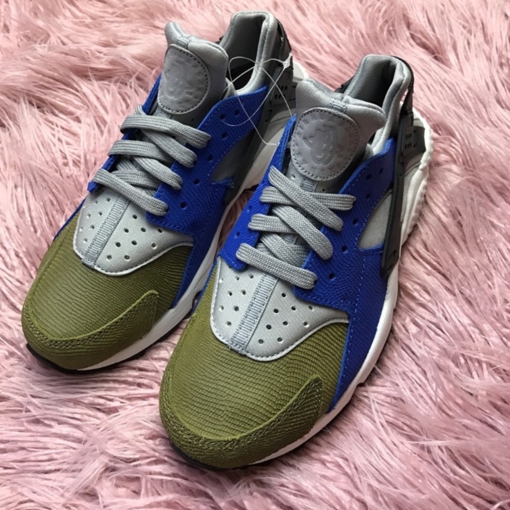 Size 7. NWT Nike Huarache!