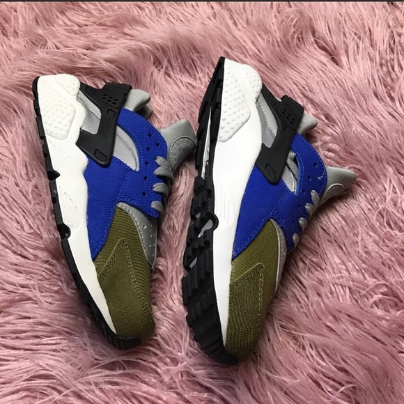 Size 7. NWT Nike Huarache! - Picture 2 of 2