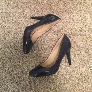 NEVER WORN patent leather navy blue pumps