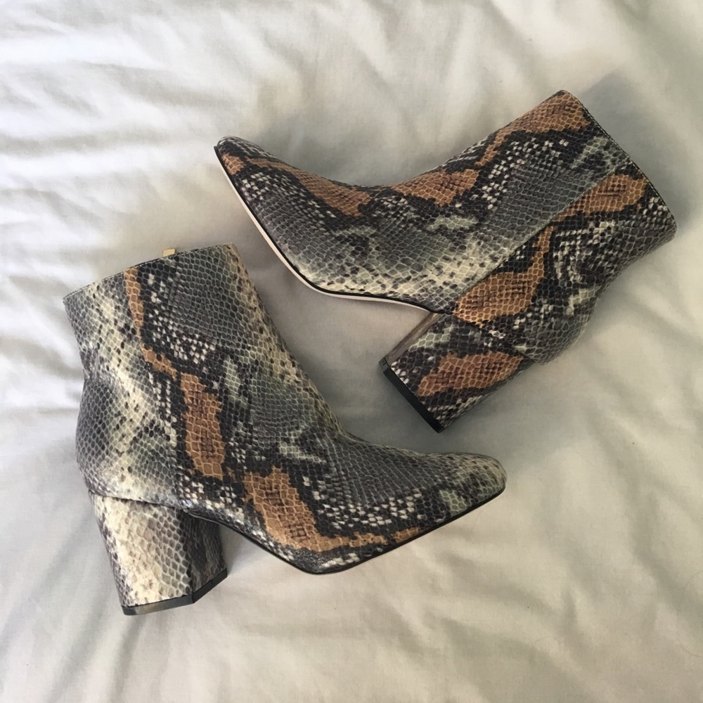 new w/o tags faux snakeskin boots