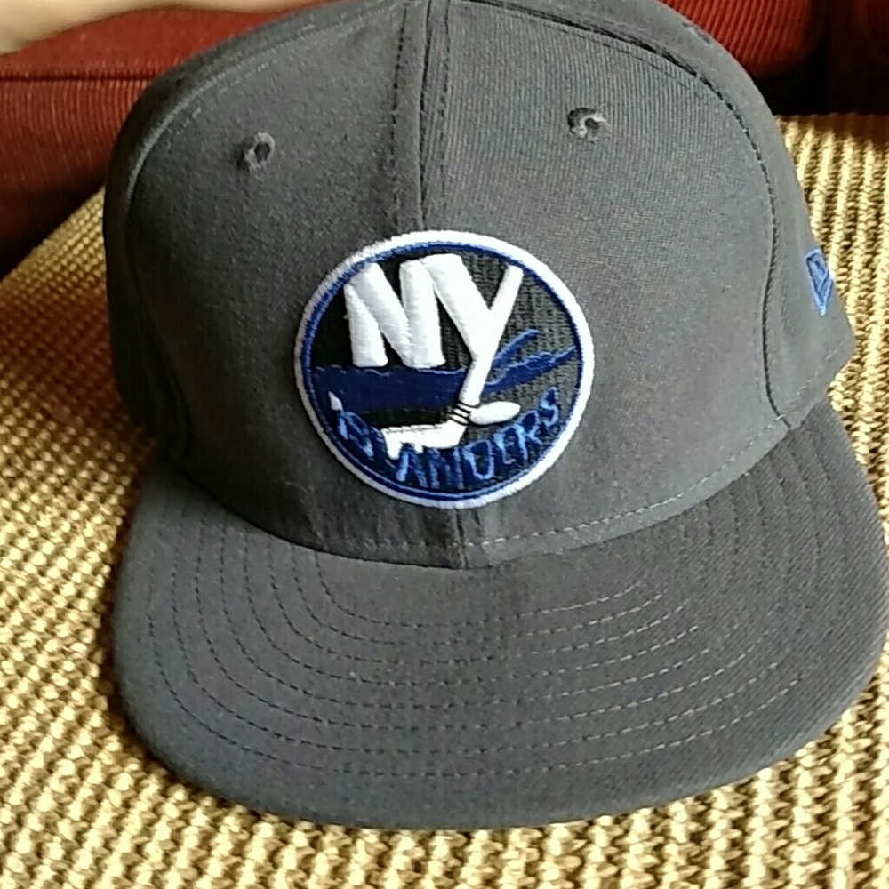 A gray and white NY Islander fitted