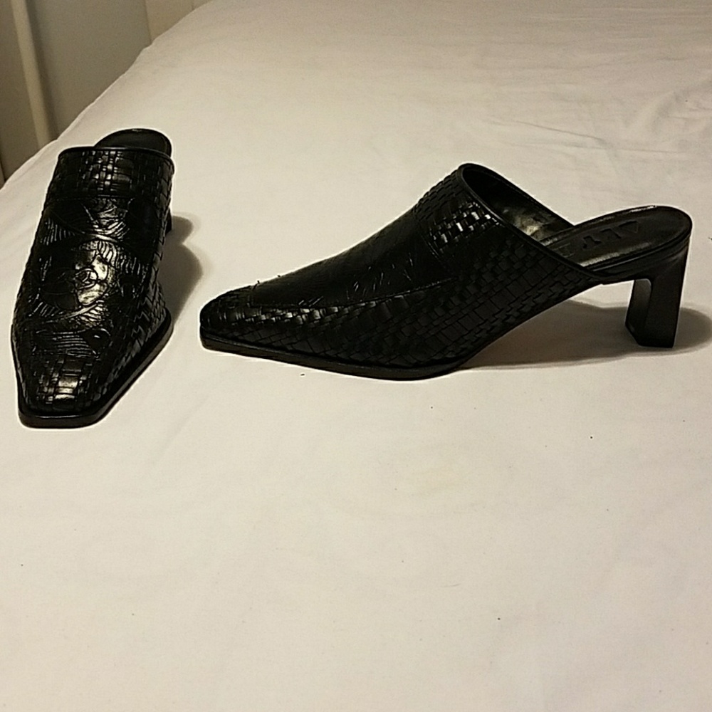 Black Clogs 7M woven with design