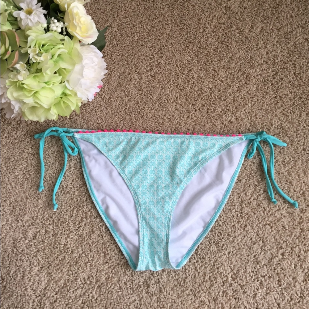 🎉🎉Side tie bikini bottom with pom Pom detail