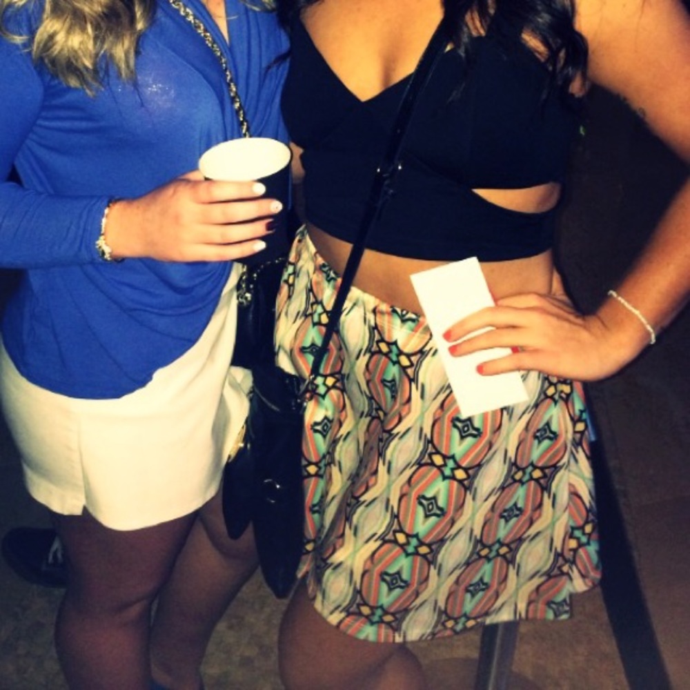 Black Zipper Crop Top - Picture 2 of 4