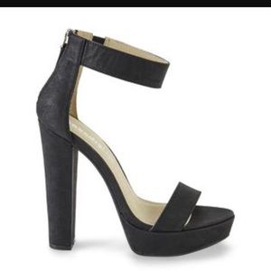 Chic black platform sandal/heels. 👠