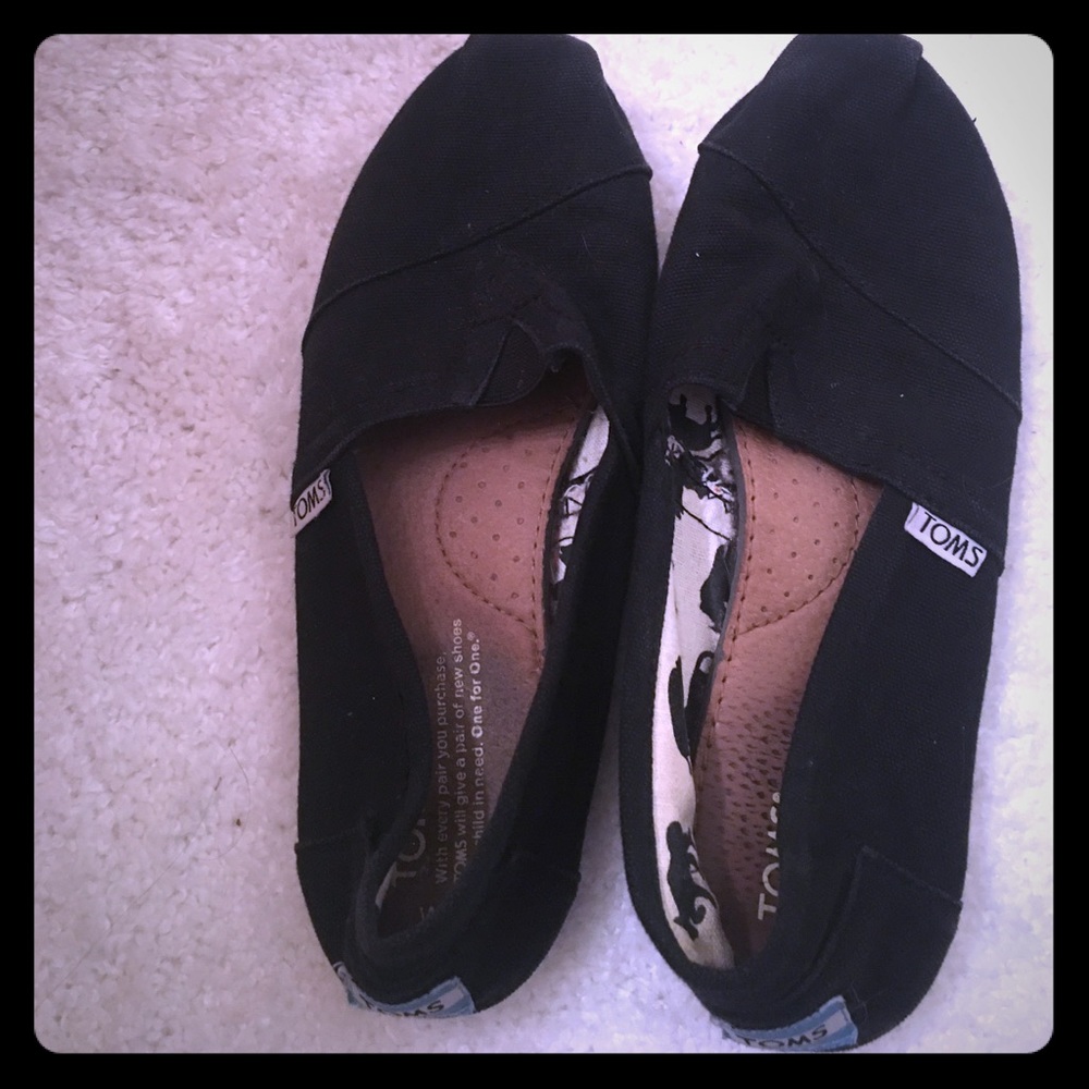 Black TOMS
