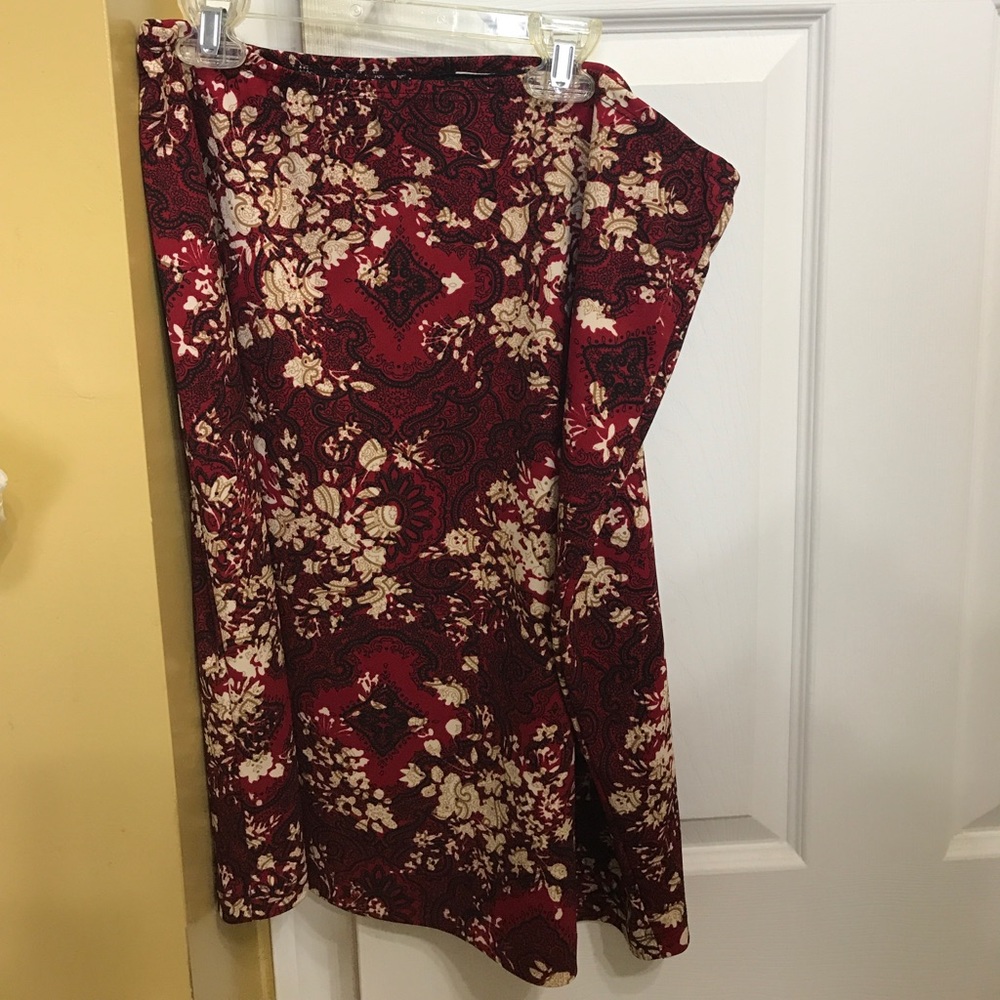 Size Large Red Patterned Skirt