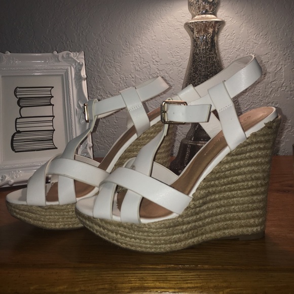 White Wedges - Picture 1 of 7