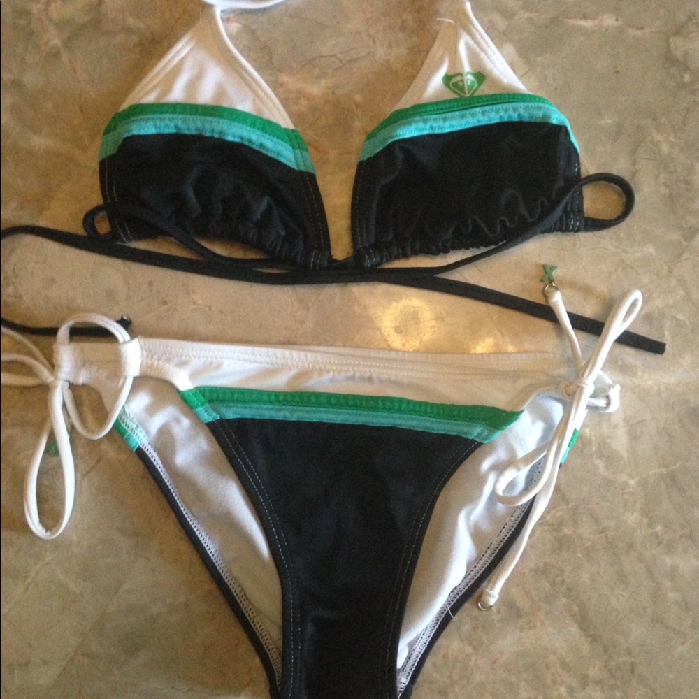 Cute Roxy bathing suit, size small.