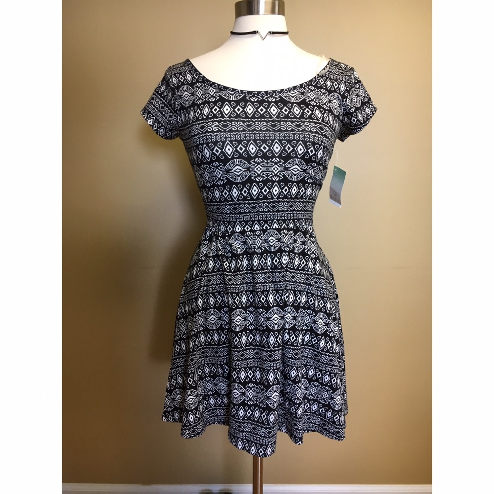Short Sleeve Black Knit Cross Back Knit Dress