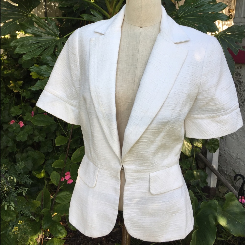 Trina Turk Off white shortsleeved blazer top