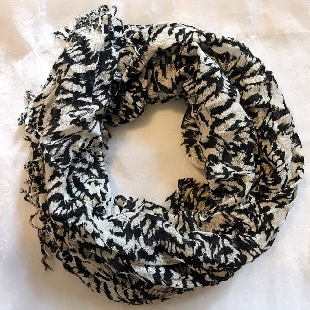 Urban outfitters BDG black & white scarf shawl - Picture 1 of 8