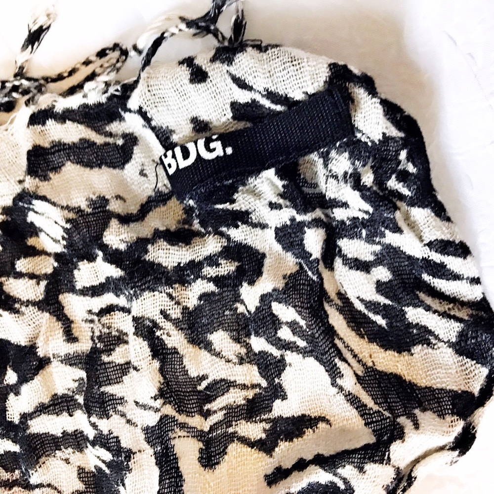 Urban outfitters BDG black & white scarf shawl - Picture 4 of 8