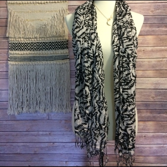 Urban outfitters BDG black & white scarf shawl - Picture 6 of 8