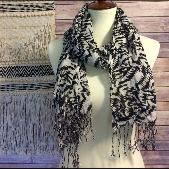 Urban outfitters BDG black & white scarf shawl - Picture 2 of 8