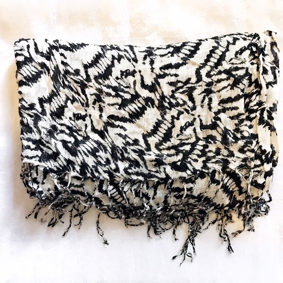 Urban outfitters BDG black & white scarf shawl - Picture 3 of 8