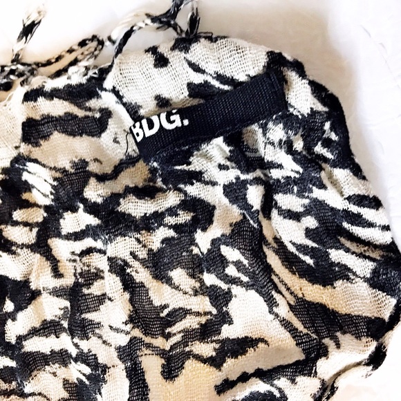 Urban outfitters BDG black & white scarf shawl - Picture 4 of 8