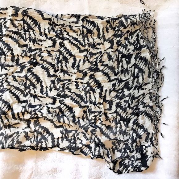 Urban outfitters BDG black & white scarf shawl - Picture 5 of 8