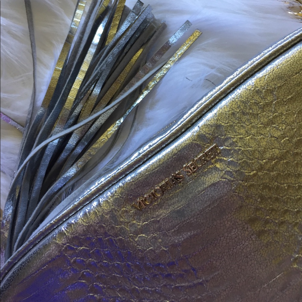 LAST ONE! 5/$20!!!🤍💍 Silver Snakeskin Tassel Crossbody - Picture 9 of 9