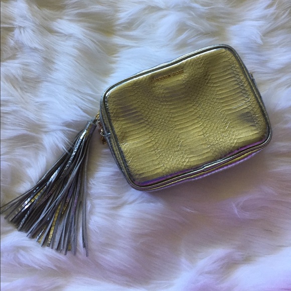 LAST ONE! 5/$20!!!🤍💍 Silver Snakeskin Tassel Crossbody - Picture 6 of 9