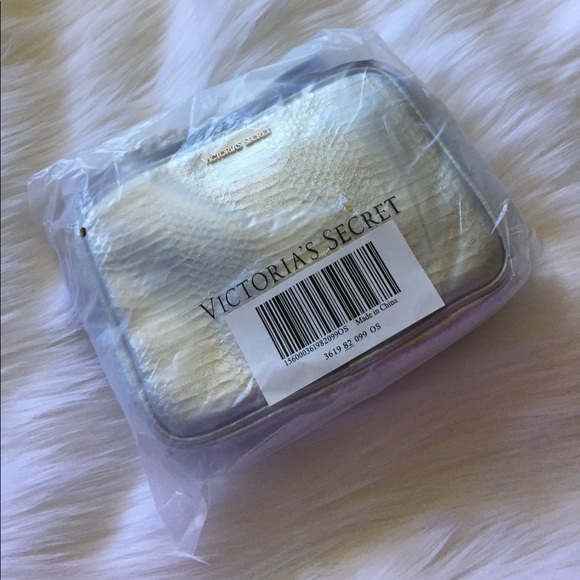 LAST ONE! 5/$20!!!🤍💍 Silver Snakeskin Tassel Crossbody - Picture 8 of 9