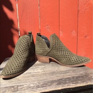 Olive green Steve Madden 'Anney' booties size 7.5.