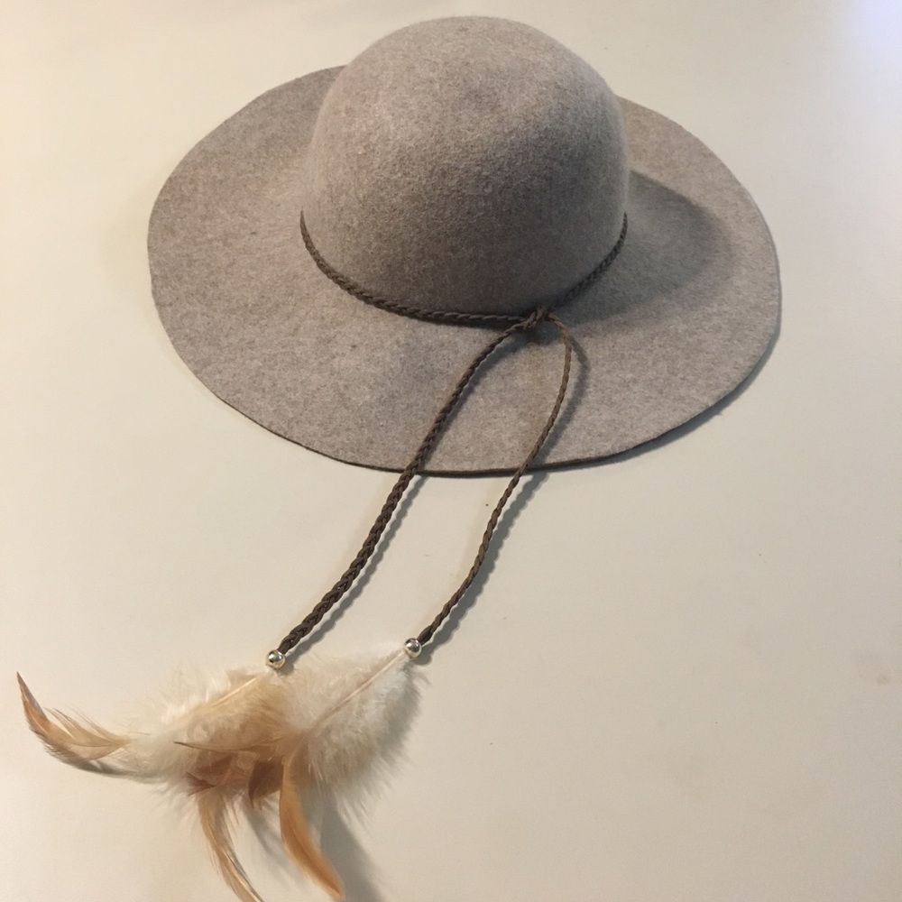 Bohemian wool hat with feather detail