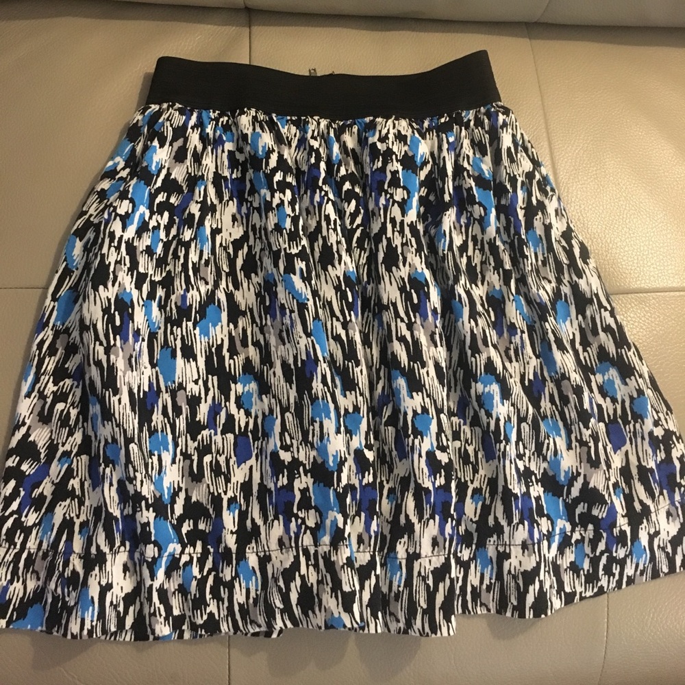 Blue,black and white skirt.👒