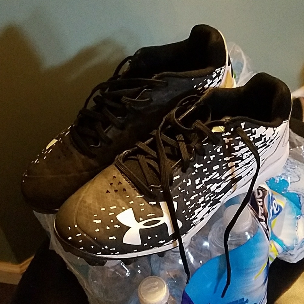 Baseball cleats