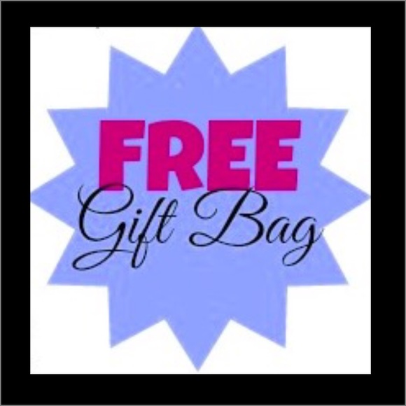 Welcome To The Celebrity Closet! GRAND RE-OPENING! - Picture 4 of 6