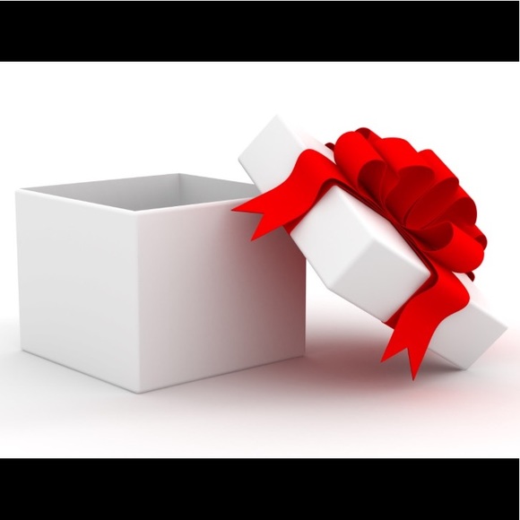 Welcome To The Celebrity Closet! GRAND RE-OPENING! - Picture 6 of 6