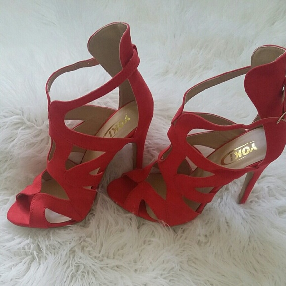 Fashionable cut out heels ?? - Picture 3 of 4