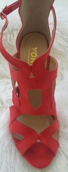 Fashionable cut out heels ?? - Picture 4 of 4