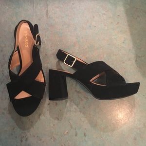 Black block heal sandal