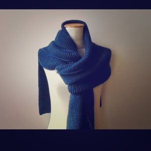 Navy wool chunky knit scarf