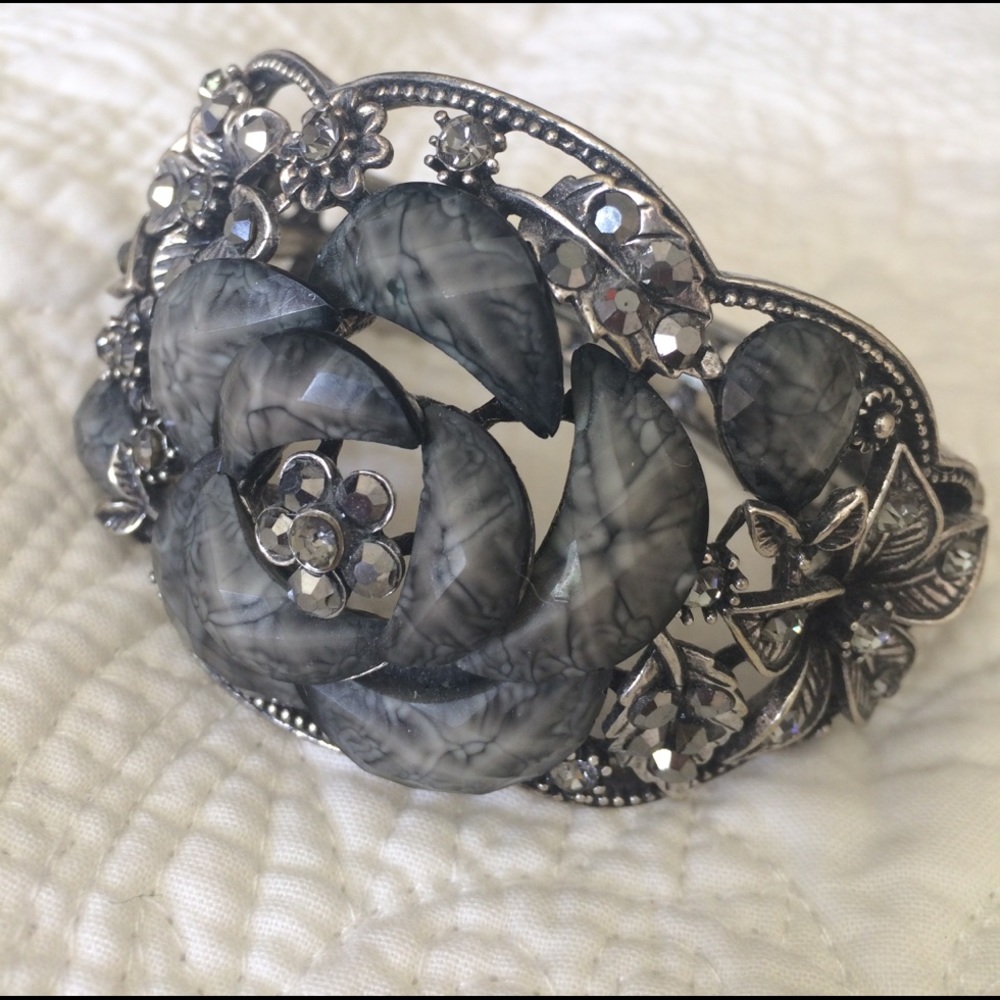 Silver and gray flower bangle