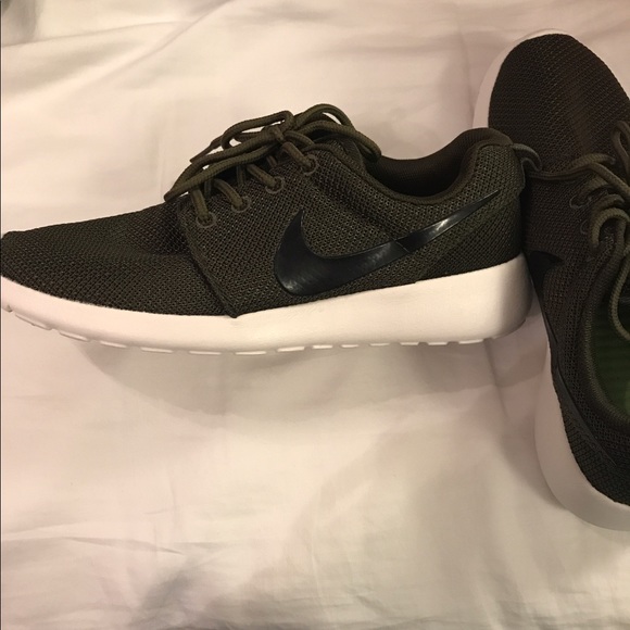 Nike Shoes - Nike Roshe 6.5