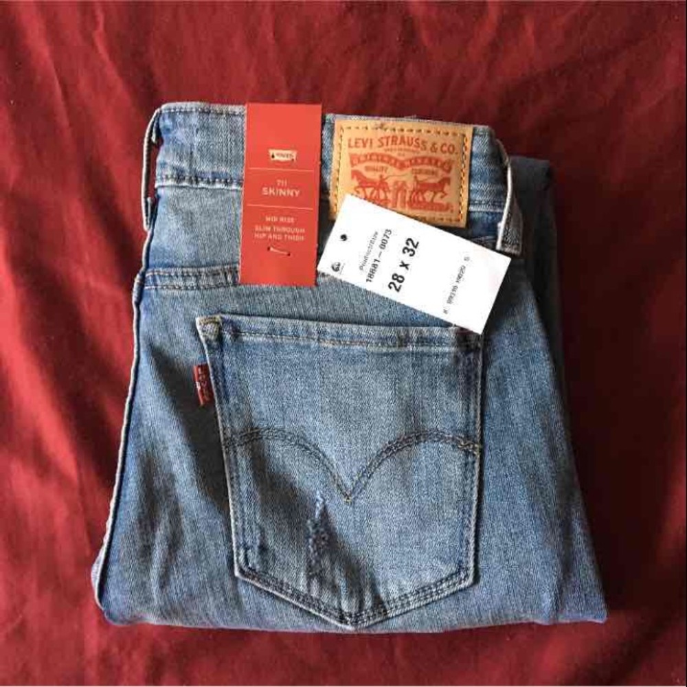 NWT Levis 28x32