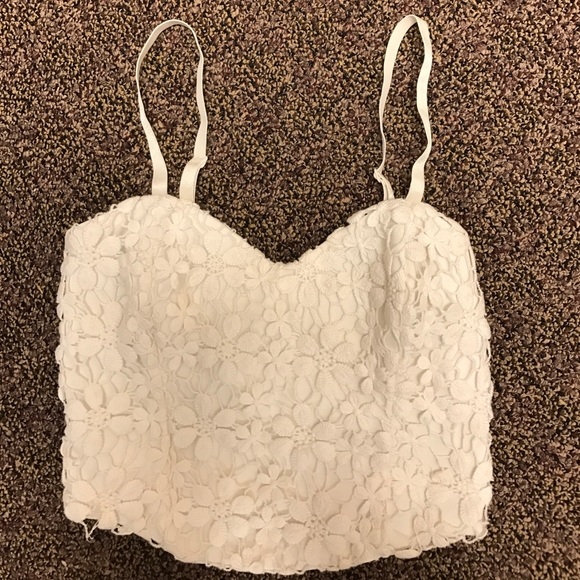 Tops - Flowery white crop top